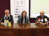 La autora de “Sabor a ron”, Charo Cutillas, habla de su obra en Jumilla en un encuentro organizado por la Biblioteca Municipal