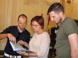 Antonio Toral entrega a la alcaldesa un ejemplar de su obra ‘Grandes puertos de los Pirineos’