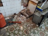 Una vecina del Barrio de San Anton denuncia que su vivienda está siendo comida por las ratas