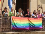El Ayuntamiento de Jumilla procede a leer el Manifiesto LGTBI y cuelga la bandera arcoíris para conmemorar el Día Internacional del Orgullo