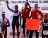 El deportista jumillano Juan Palao reclama en el pódium la apertura de la Piscina Climatizada