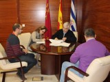 El alcalde formaliza dos convenios, con Cruz Roja Jumilla y la Residencia de Ancianos, por más de 26.000 euros