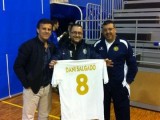 Dani Salgado le regala su camiseta al técnico de Montesinos CFS, Juan Francisco Gea