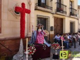 La Cofradía del Nazareno saca su Cruz de Mayo en la Plaza de Arriba