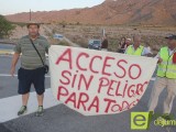 Un grupo de treinta agricultores realizan cortes intermitentes en la carretera de acceso al paraje de La Hoya de Torres