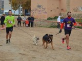 Medio centenar de corredores y sus perros desafiaron a la lluvia en el III Canicross Solidario