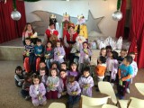 Los alumnos del CEIP Nuestra Señora de la Asunción entregan sus cartas a los Reyes Magos y alimentos a Cáritas