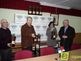 El consejero de Agricultura entrega a Cáritas 400 litros de aceite a través del CIFEA