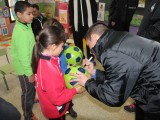 Los jugadores de Montesinos CFS Jumilla visitaron a los niños del colegio de la Cañada del Trigo