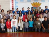 Varios jugadores del Jumilla FS Bodegas Carchelo visitan a los alumnos del colegio Miguel Hernández