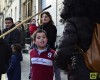 El Tío del higuico macoquico repartió ayer caramelos  a los niños en la calle Calvario