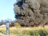Un incendio destruye una fábrica de colchones en la carretera entre Jumilla y Yecla