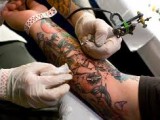 Sanidad advierte de la necesidad de acudir a establecimientos autorizados para tatuarse
