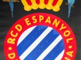 Dos reclusos elaboran artesanalmente en hilo el escudo del R.C.D. Espanyol