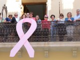 El lazo rosa contra el cáncer de mama ya cuelga en el balcón del Consistorio