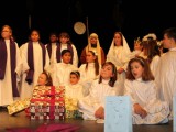 Multitud de niños cantan en el XV Festival de Villancicos del Cruz de Piedra