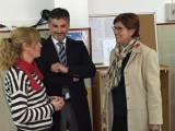 El director de FP y Enseñanzas de Régimen Especial Sergio López visitó ayer el IES Infanta Elena y el Centro de Educación de Adultos