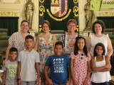 Juana Guardiola recibe en el ayuntamiento a los niños saharauis que pasarán el verano en Jumilla