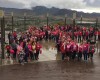 La lluvia no impide que se celebre el lazo rosa humano contra el cancer de mama
