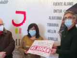 El CRDOP Jumilla entrega su cheque solidario a Cáritas interparroquial de Hellín y Jumilla