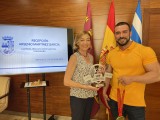 La alcaldesa Seve González recibe en el Ayuntamiento de Jumilla a Arsenio Martínez, Campeón de España de Fisioculturismo