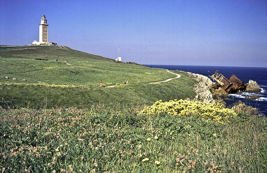 Torre de Hércules,junto a ella restos del desastre del Urquiola (1997)